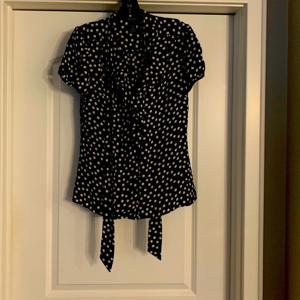 Beautiful polka dot shirt! 🖤